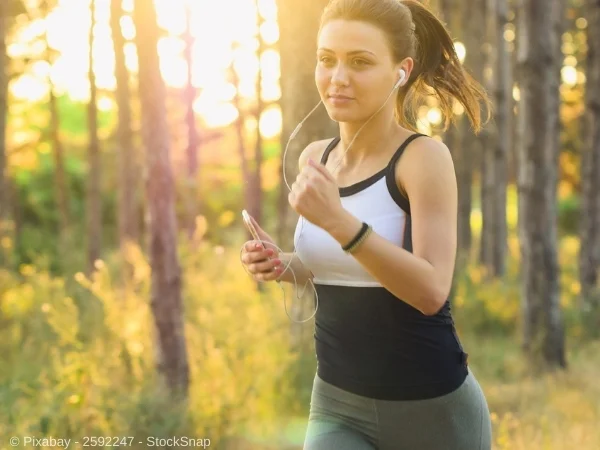 Frau läuft durch den Wald - aus dem Artikel - Die stärksten Fitness Aktien weltweit